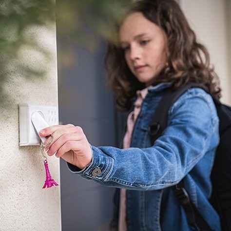 Door-Keeper-Somfy-connected-lock-benef3-kid