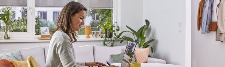 somfy-woman-working-laptop-in-living-room