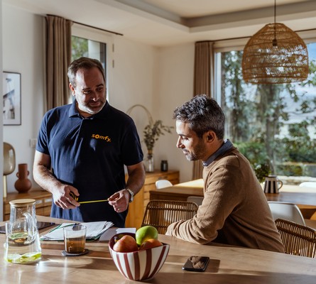 somfy_expert_discussing_with_customer